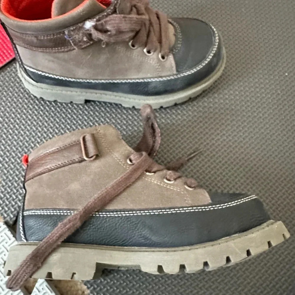 Carter’s Boys Boots NWOB size 12 - Picture 2 of 3